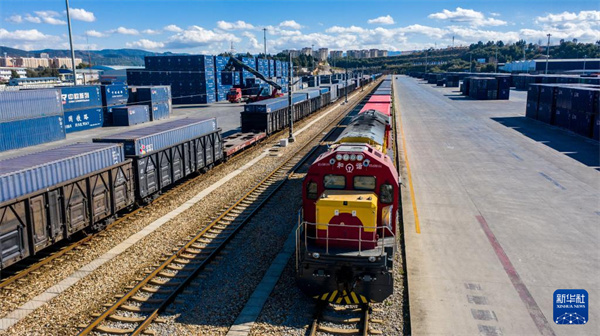 中老铁路国际货物列车停？？？？吭谥刑ッ髦行恼荆ㄎ奕嘶掌！！。。新华社记者 胡超 摄.jpg